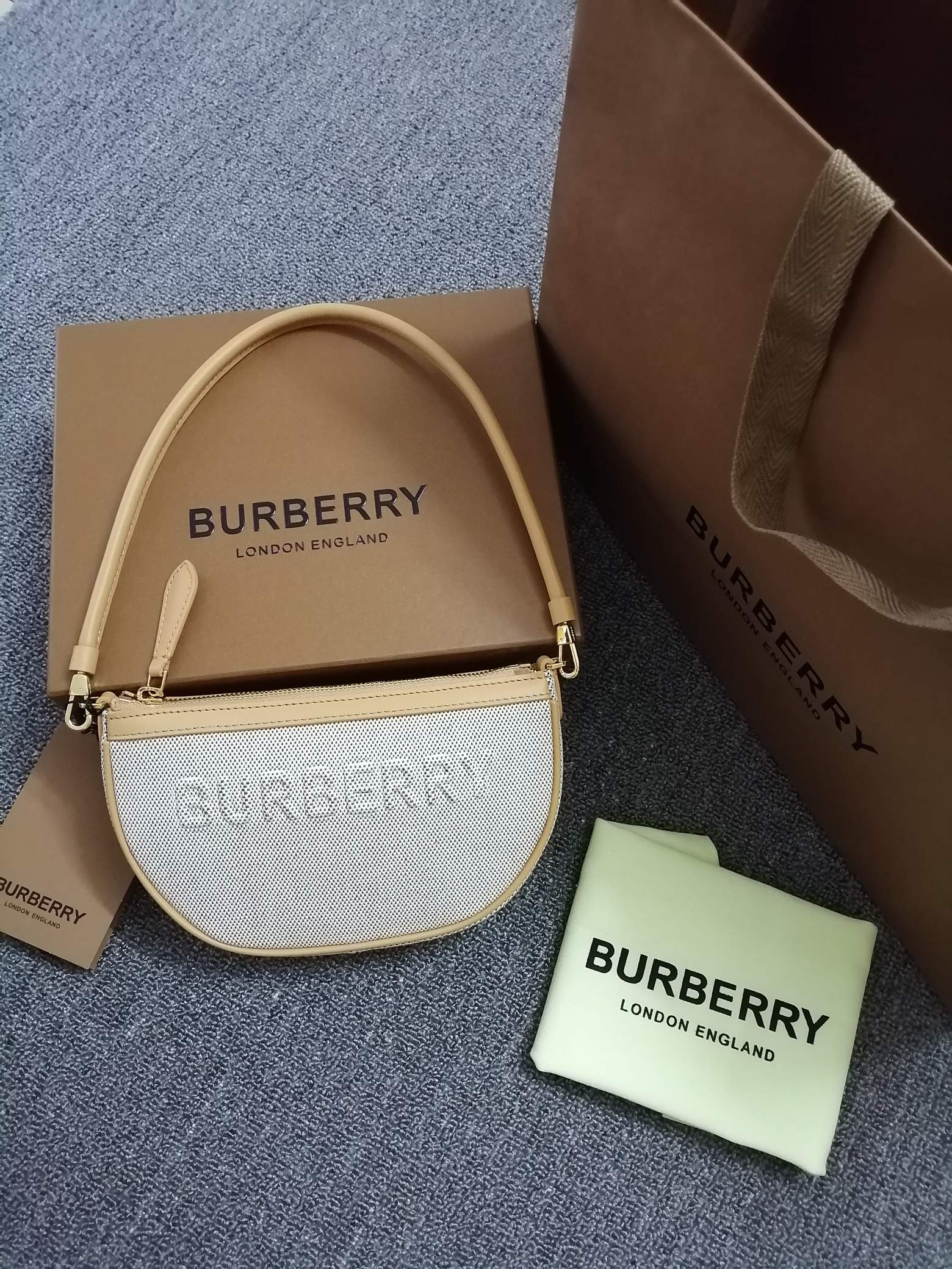Burberry_Vintage_Bag-21_